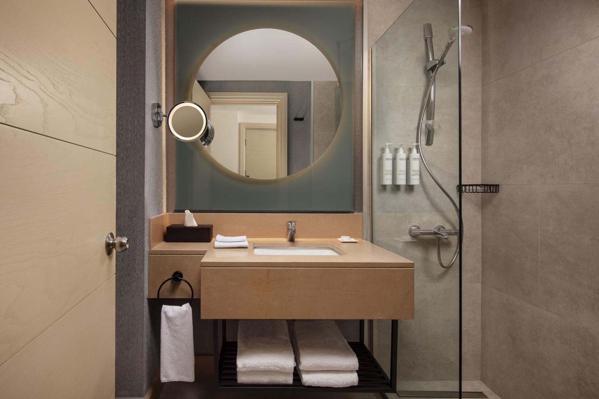 Delta Hotels By Marriott Istanbul West Экстерьер фото